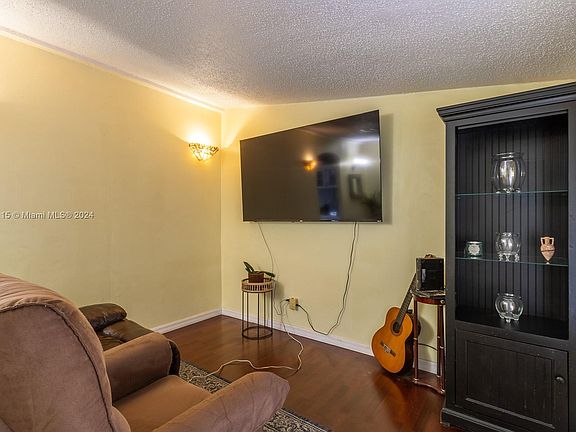 3rd image of 322 NW Chadley Ln