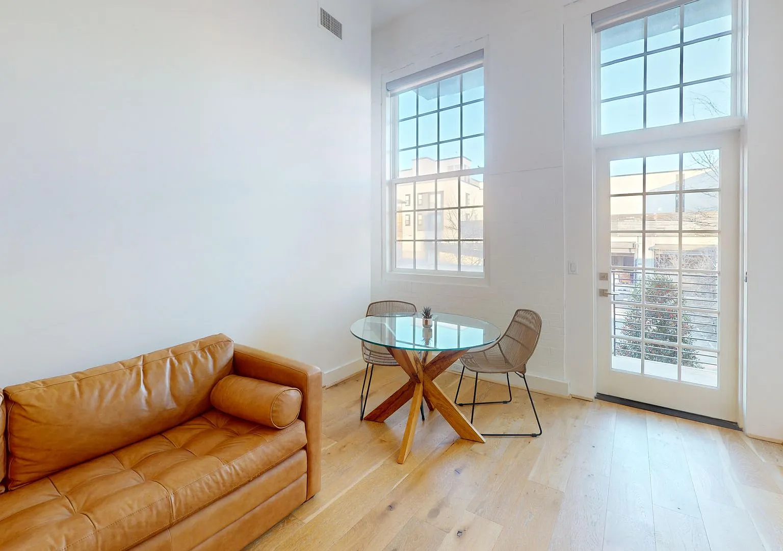 Stunning Fully Furnished Capitol Hill One Bedroom W/Parking Included! — Photo 1
