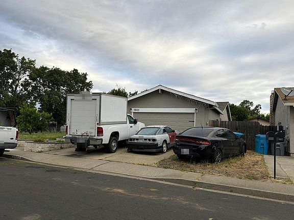 2nd image of 1901 Woodglen Ln