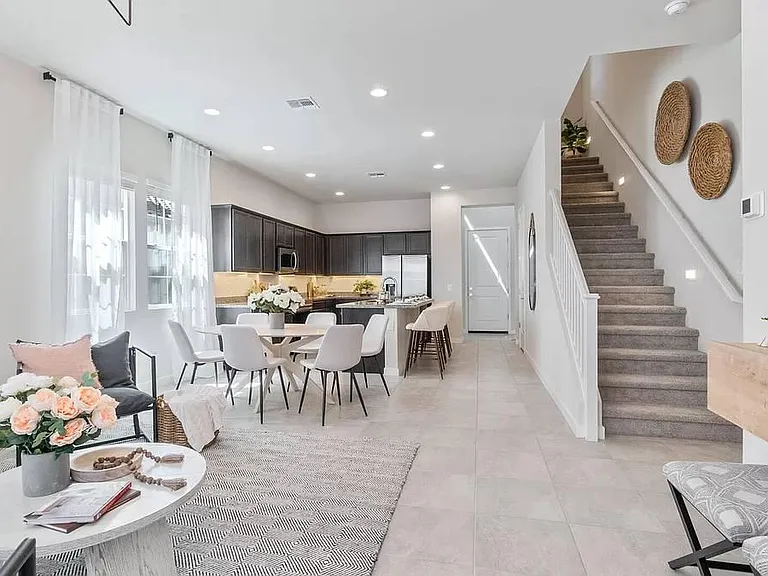 1241 E Mulberry Dr — Photo 4