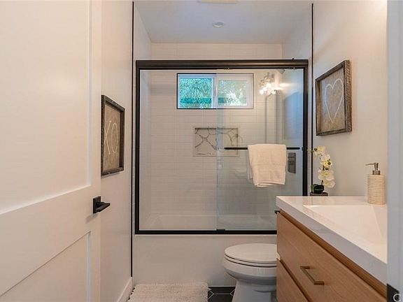 4th image of 658 W Donington St