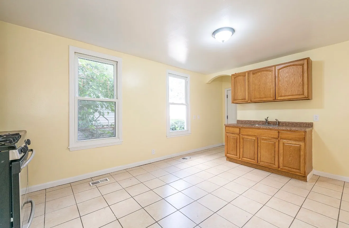 2 bed, 900 sqft, $1,800 — Photo 1