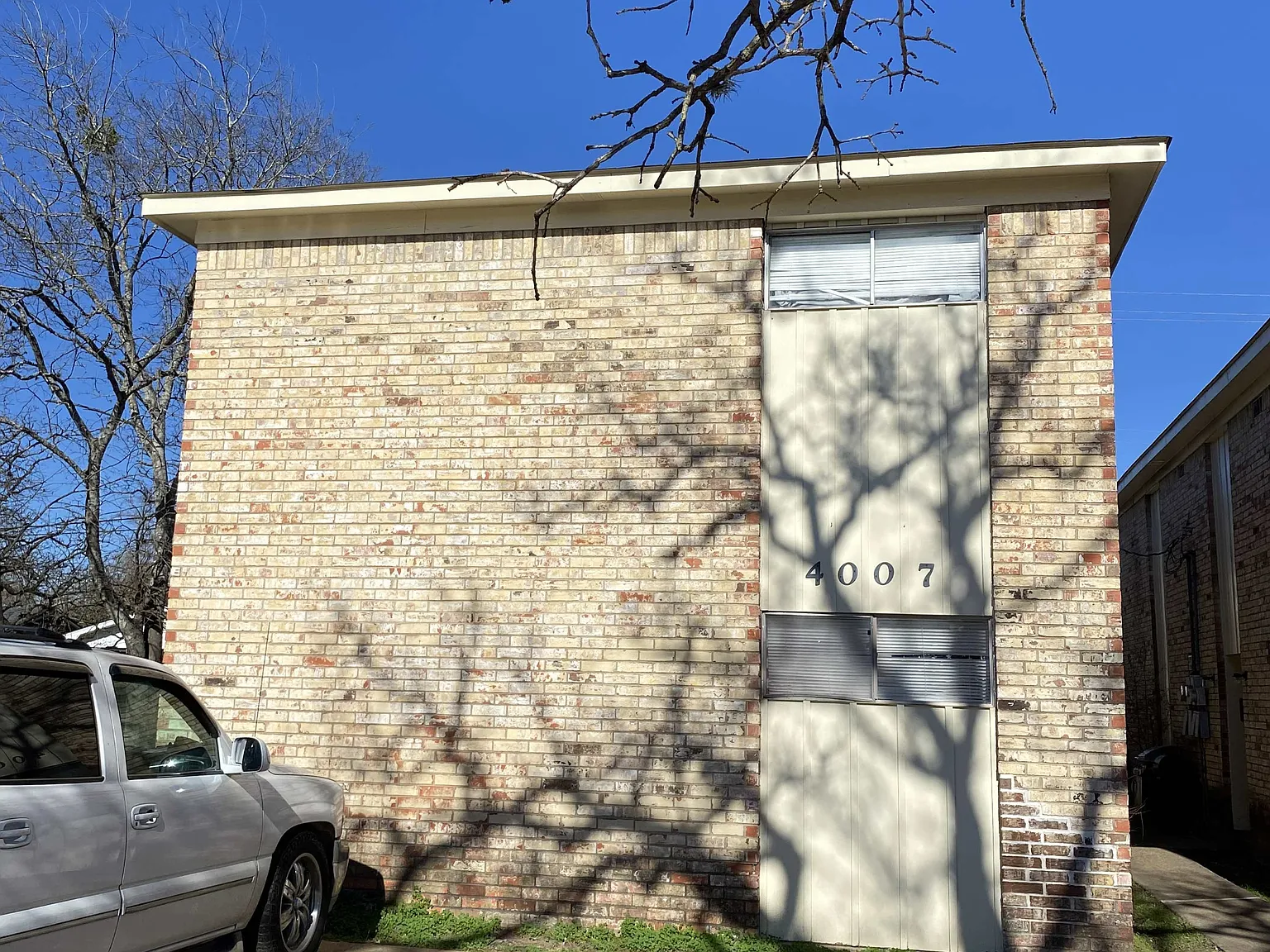College Main 4007 - D — Photo 3