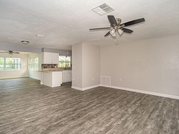 4th image of 7 Meadowdale St