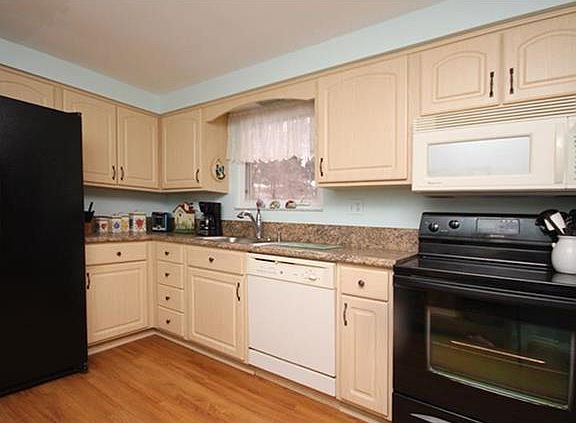 4th image of 4768 Robert Dr