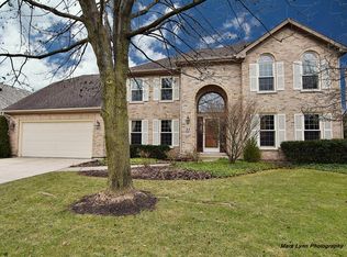 32 Hawkins Cir, Wheaton, IL 60189