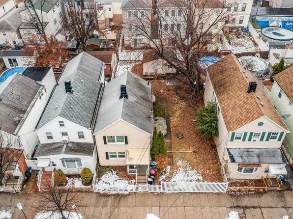 92-94 Linnet St, Bayonne, NJ 07002