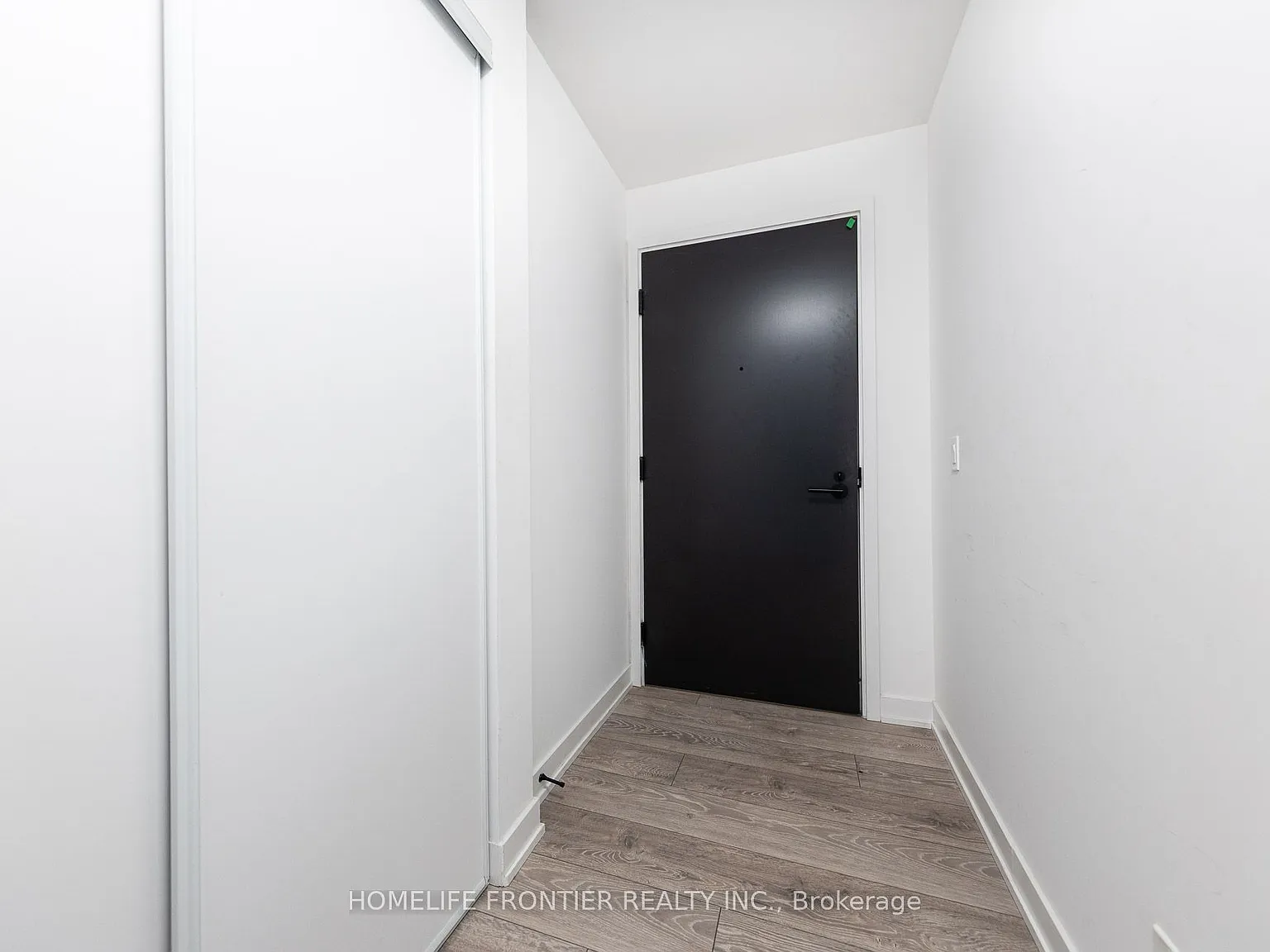 Peter & Adelaide Condos — Photo 2