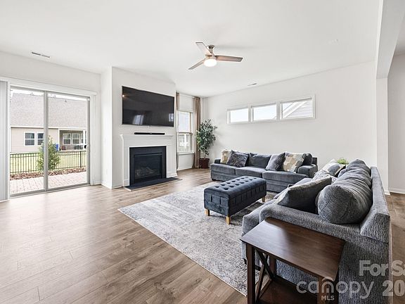 3rd image of 7920 Creek Park Dr
