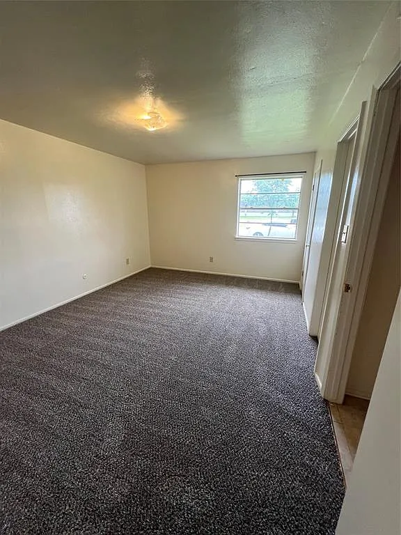 3 bed, 2988 sqft, $1,300 — Photo 1