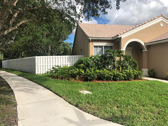 3rd image of 800 Savannah Falls Dr