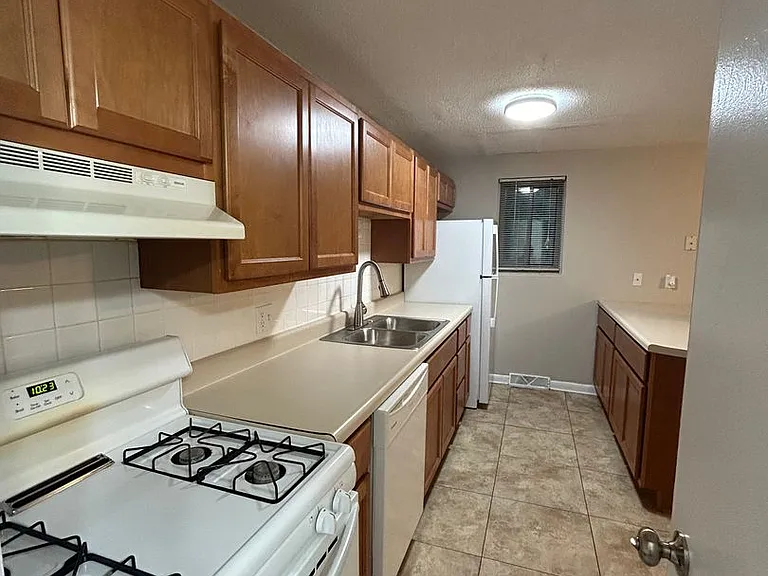 Coventry Court Townhomes — Photo 185
