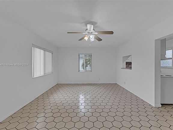 3rd image of 1001 SE 16th St APT 12