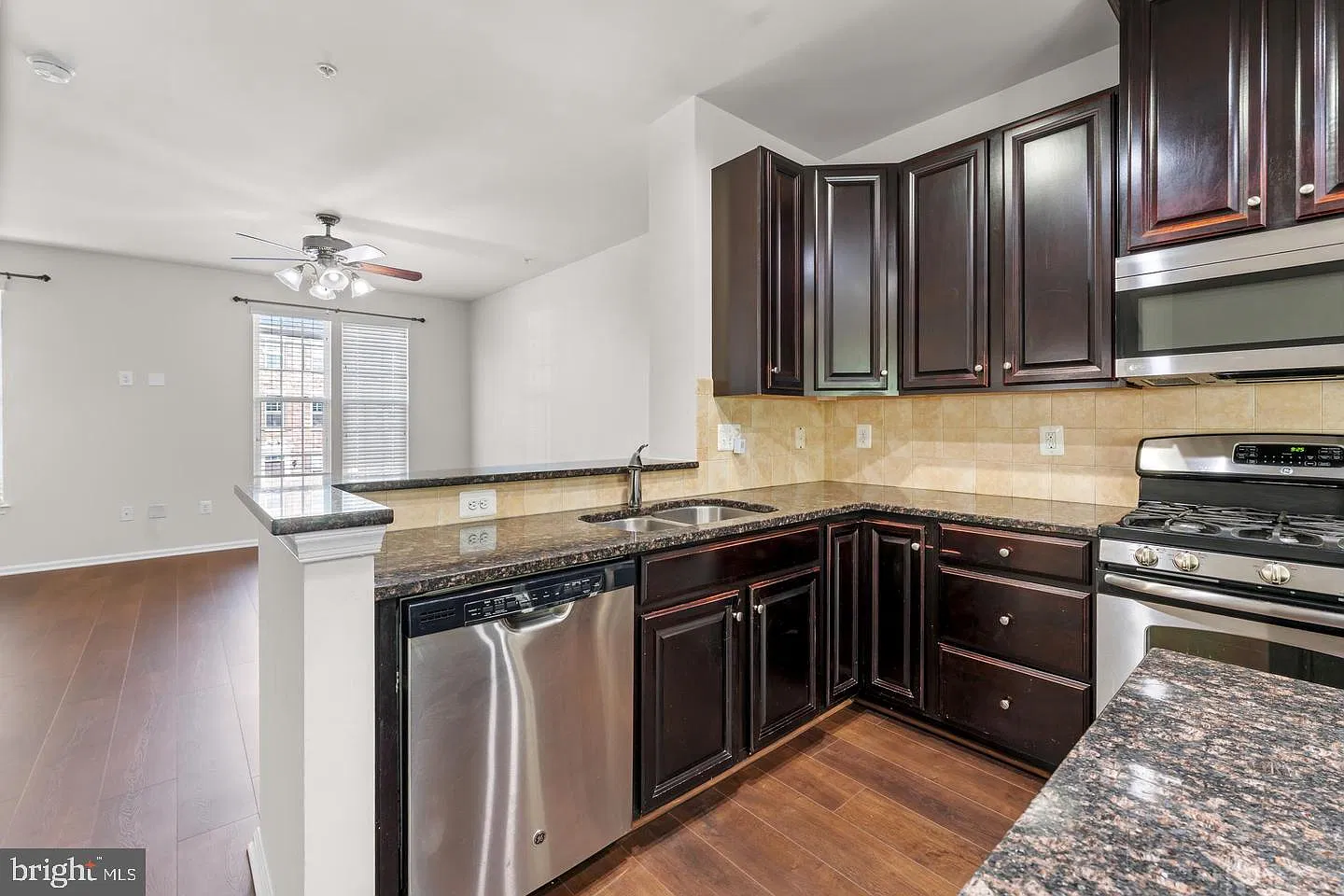 3 bed, 2.5 bath, 2340 sqft, $3,500 — Photo 4