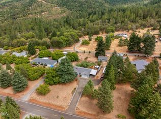 221 Village Ln, Grants Pass, OR 97527