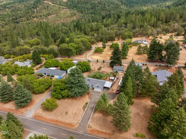 221 Village Ln, Grants Pass, OR 97527