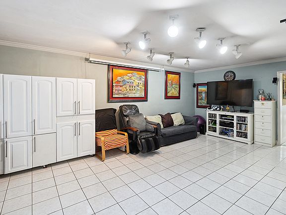 4th image of 92 Hutton St