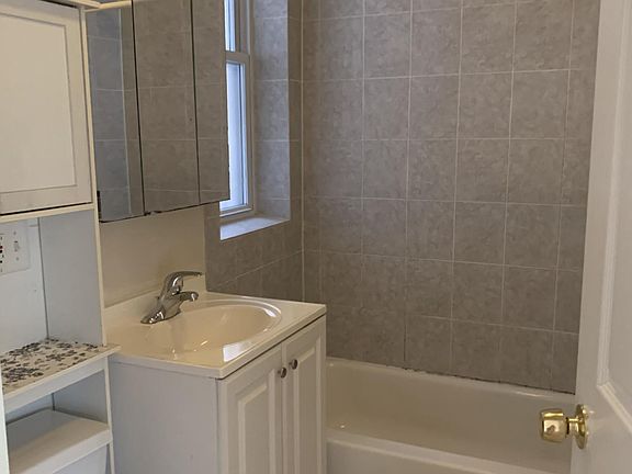 4th image of 865 W Cornelia Ave #2N