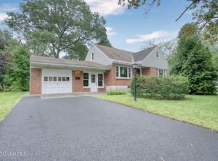 2 Silversmith Ln, Schenectady, NY 12306