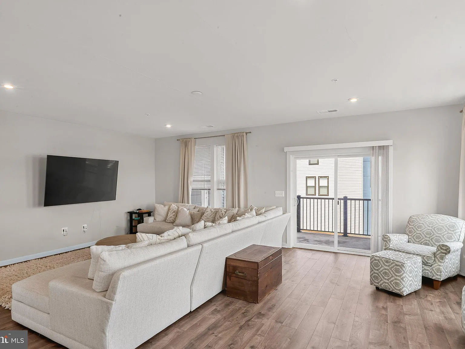 3 bed, 2.5 bath, 2598 sqft, $4,250 — Photo 3