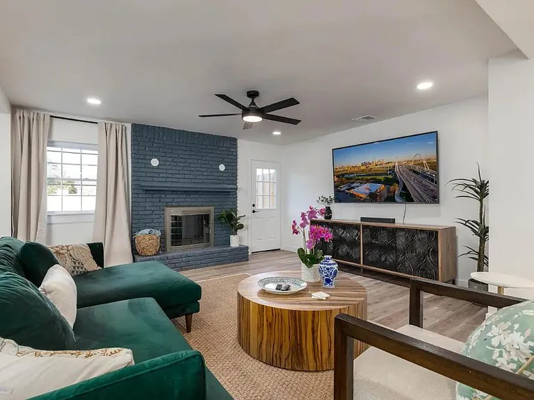 306 W Lookout Dr — Photo 1