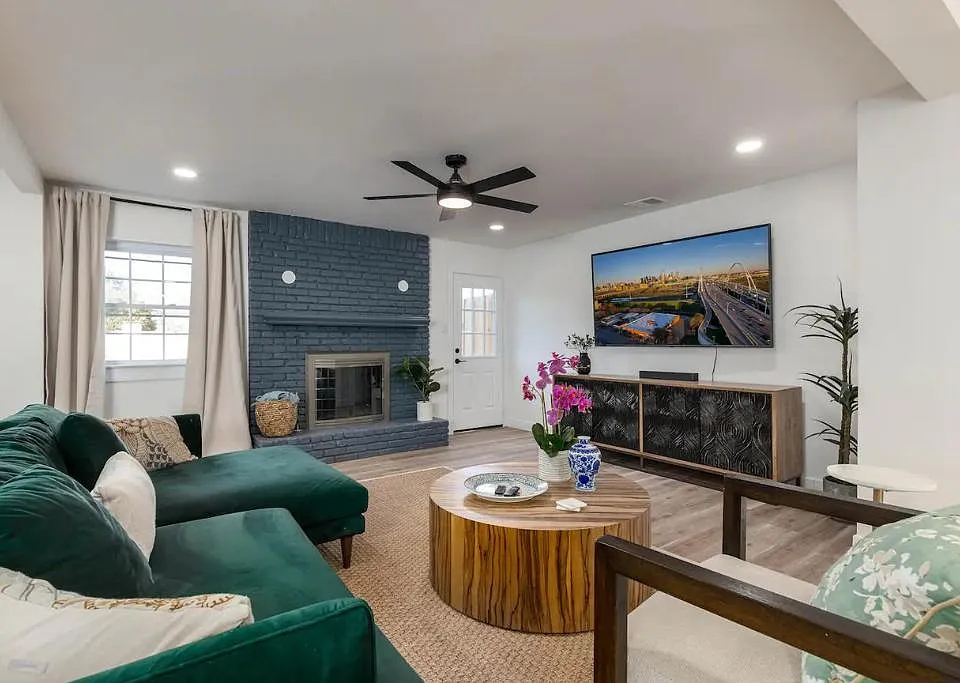 306 W Lookout Dr