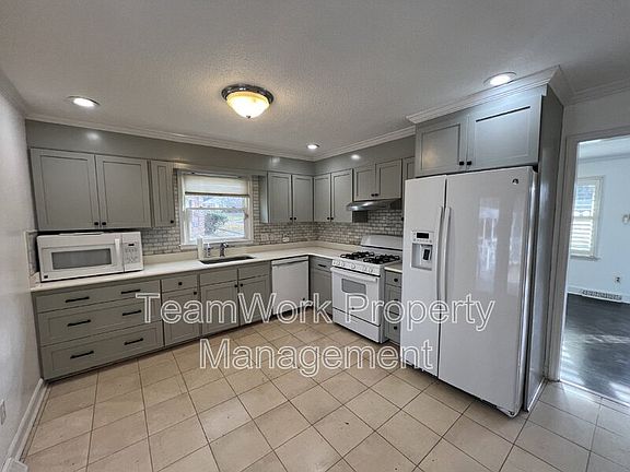 4th image of 7670 Hillandale Rd