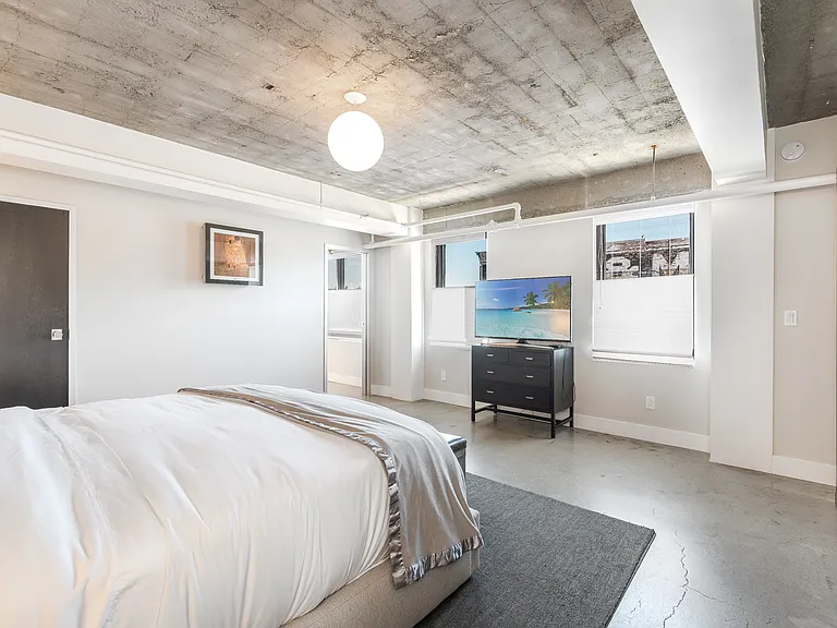 2135 Commerce St — Photo 12