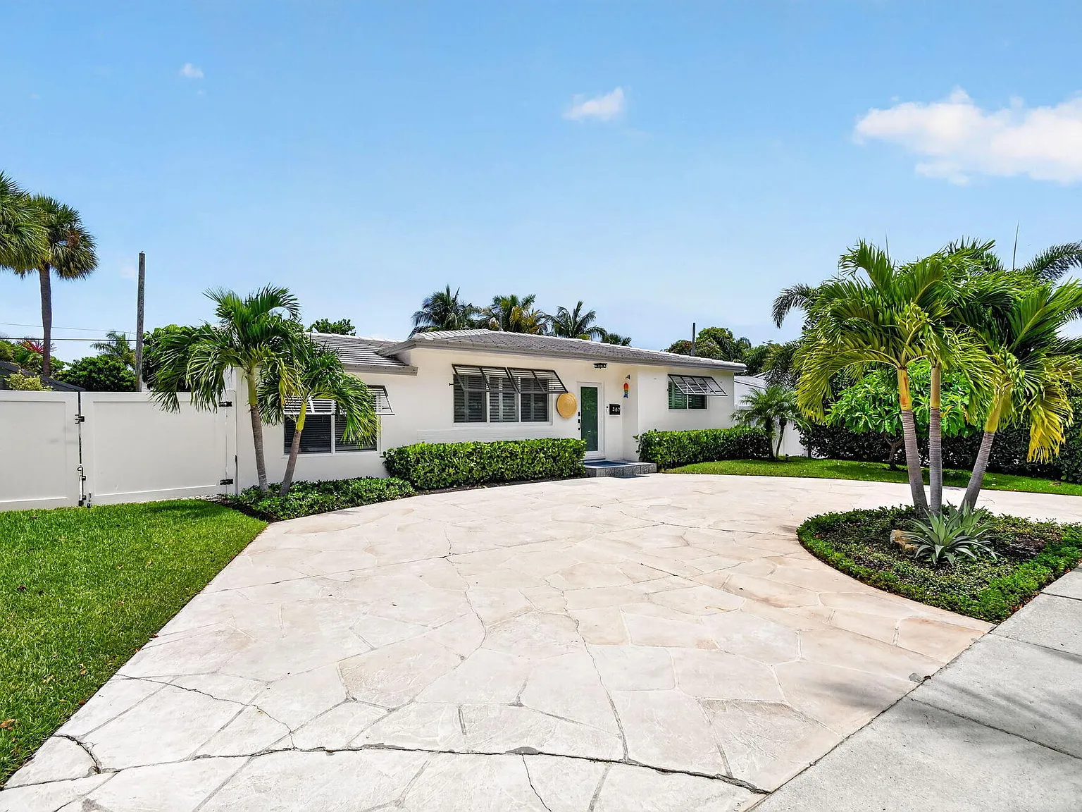 3 bed, 2.5 bath, 1063 sqft, $6,250 — Photo 3