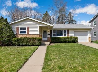 1278 Blackhawk Dr, Elgin, IL 60120