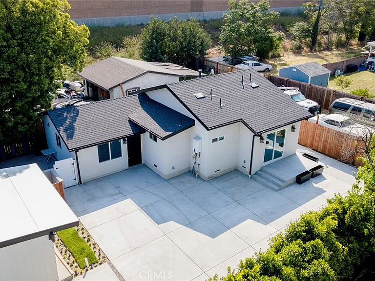 13721 Pierce St — Photo 5