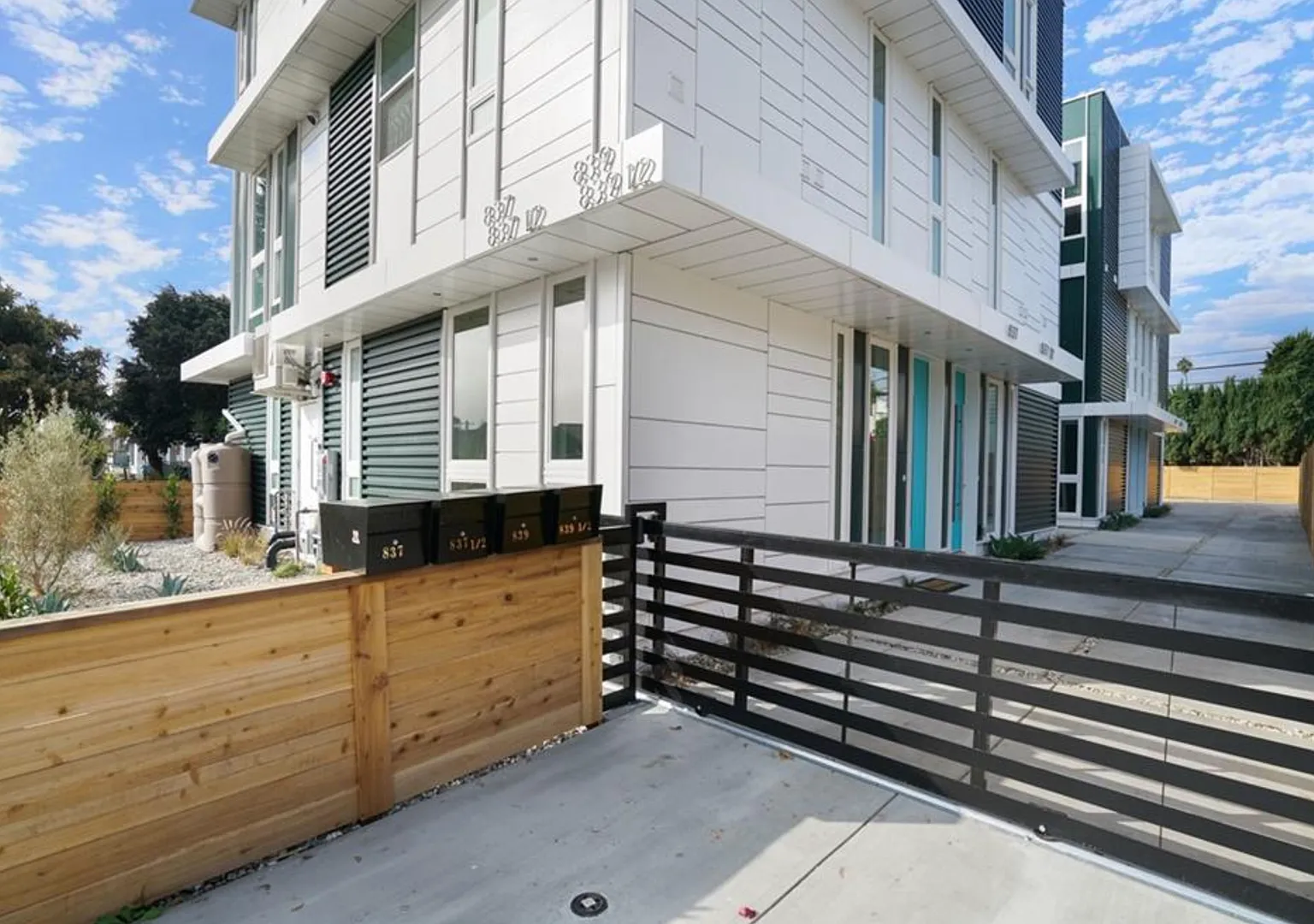 837 N Kingsley Dr — Photo 2