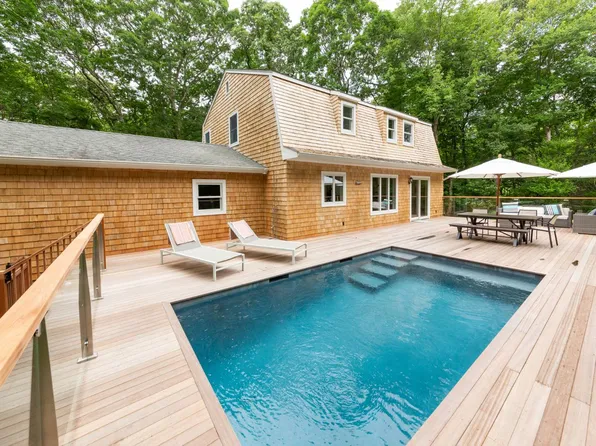 https://photos.zillowstatic.com/fp/52d56ab30ff50b8e2125b29abf4590fe-p_e.webp