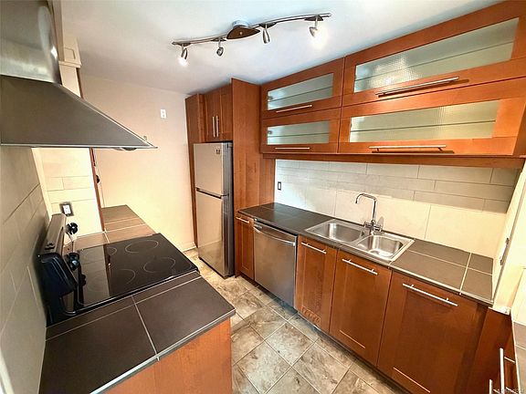 2nd image of 2920 Cook St #206