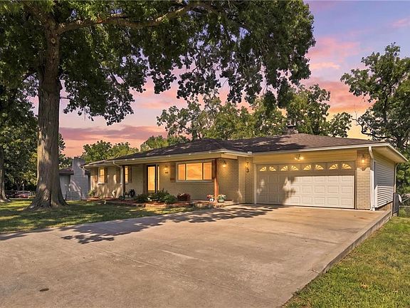 3rd image of 743 Linda Ln