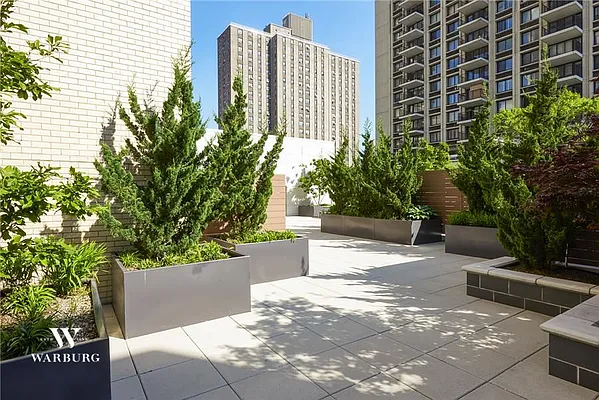 Sold by Warburg | media 32