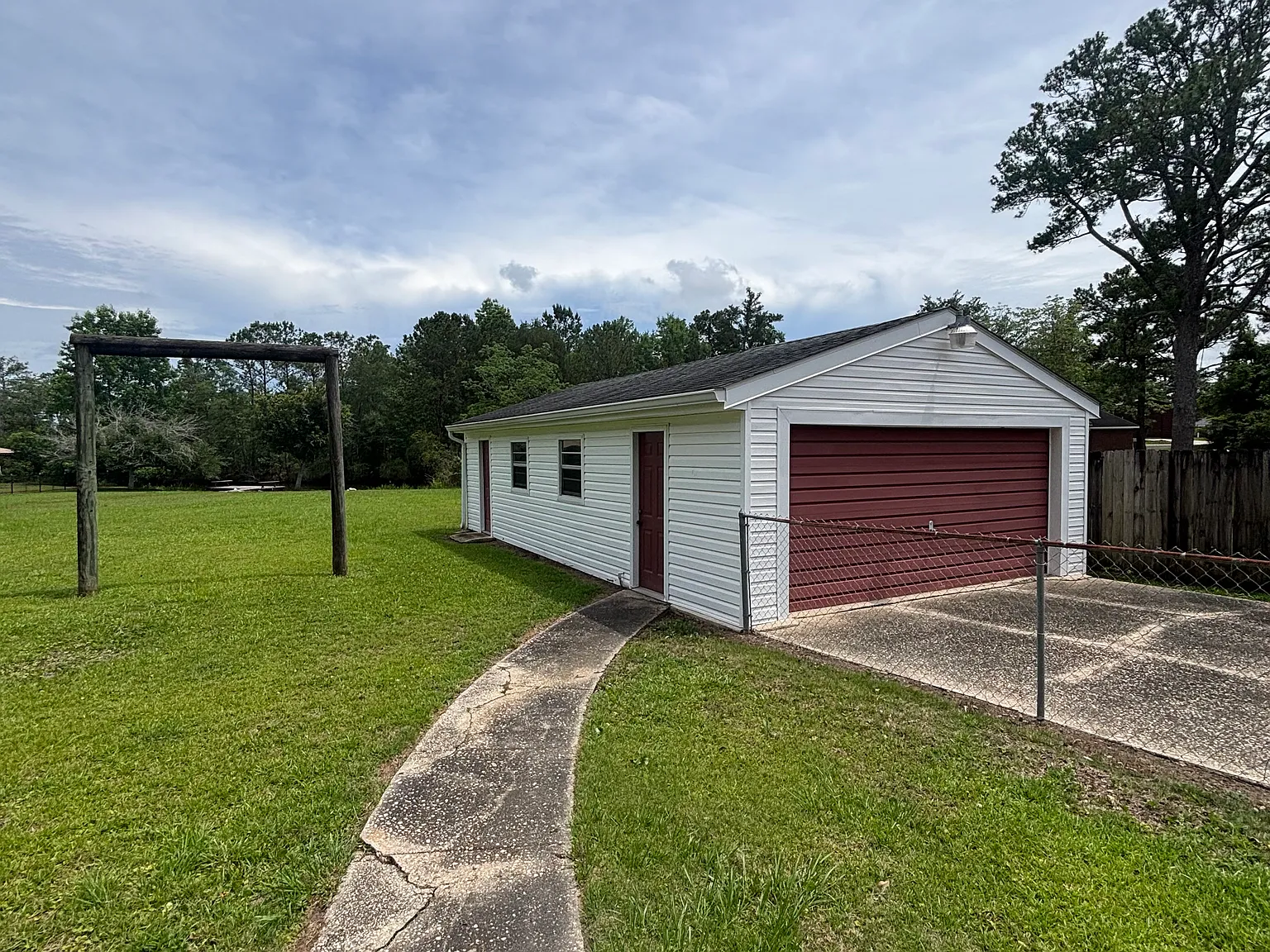 3 bed, 1945 sqft, $2,500 — Photo 2