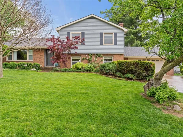 208 S Meadowhill Ln, Mahomet, IL 61853