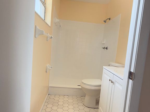 3rd image of 506 Holt Cir