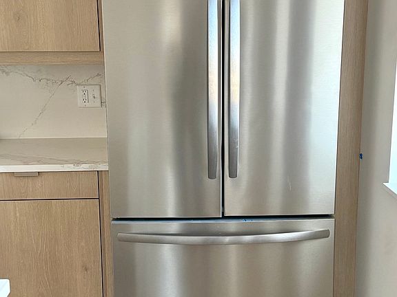 5th image of 2486 S Kinnickinnic Ave #203