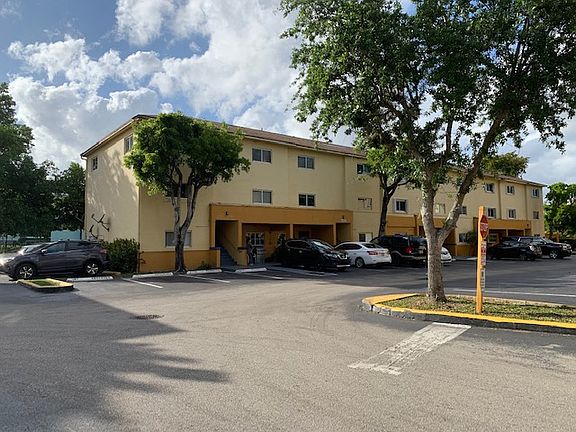 Condo/Townhouse Building