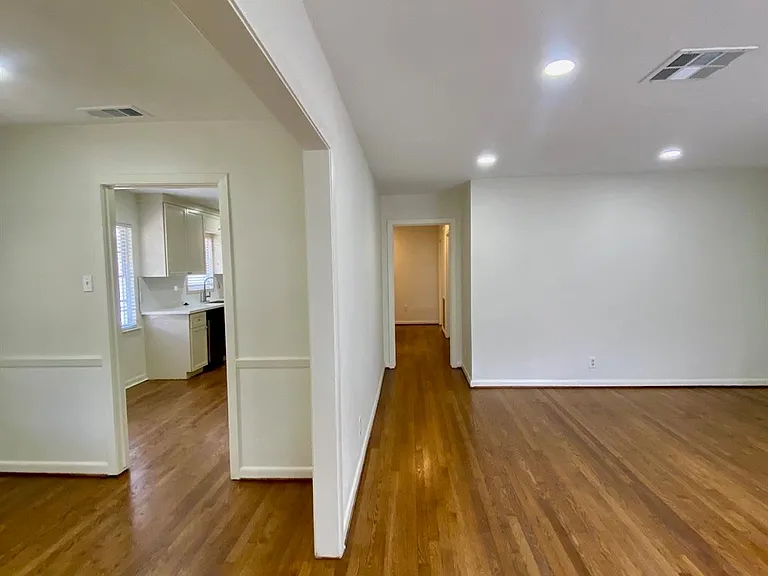 3118 Castlewood St — Photo 10