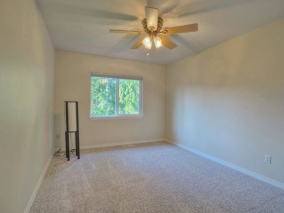3rd image of 25527 SE Mirrormont Blvd