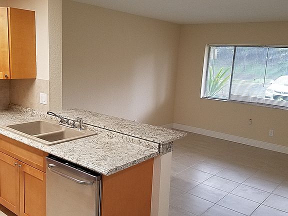 3rd image of 1807 Meadows Cir W