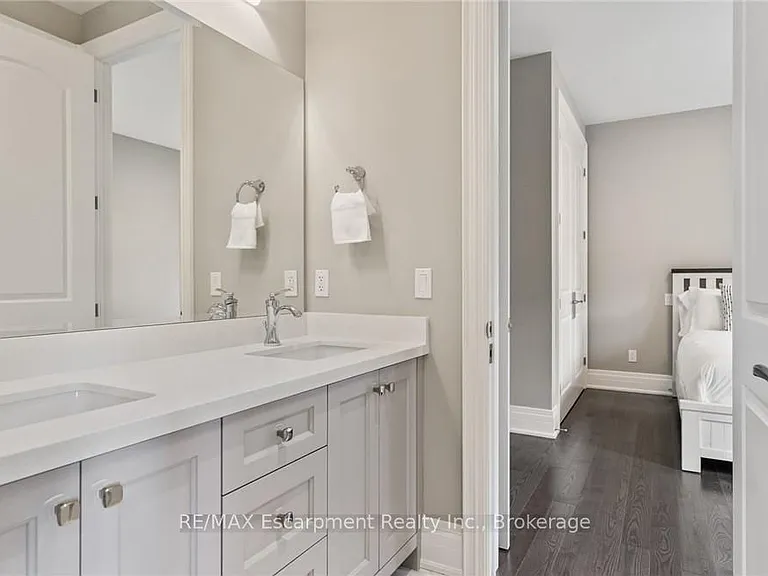 81 Brock St — Photo 38