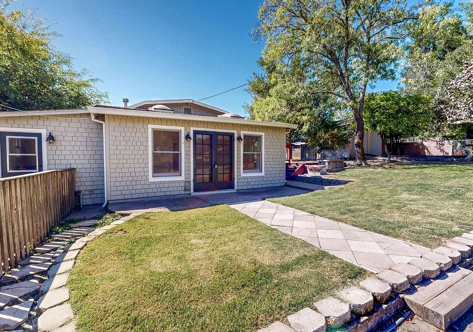 Bright and Spacious 1 Bedroom 1 Bathroom Cottage! Water, PGE, and Garbage Included! — Photo 1