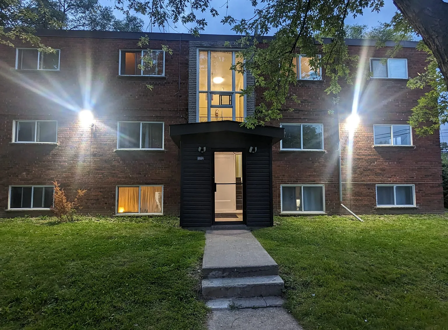 King Edward Ave — Photo 1