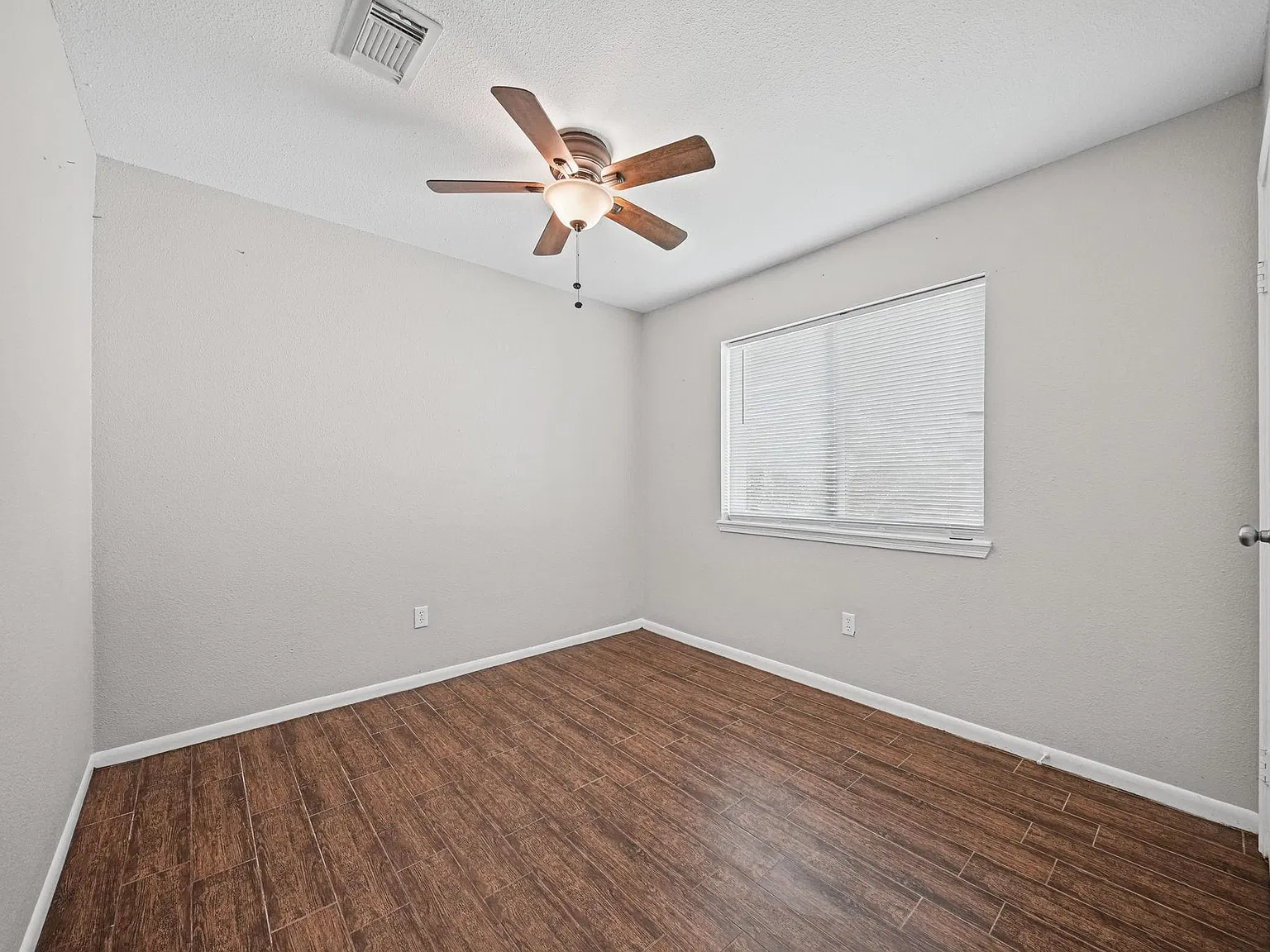 3 bed, 2.0 bath, 1004 sqft, $1,650 — Photo 4