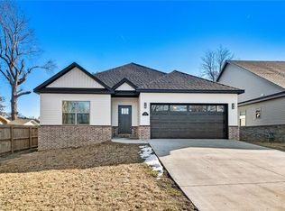 704 2nd Ave, Gravette, AR 72736