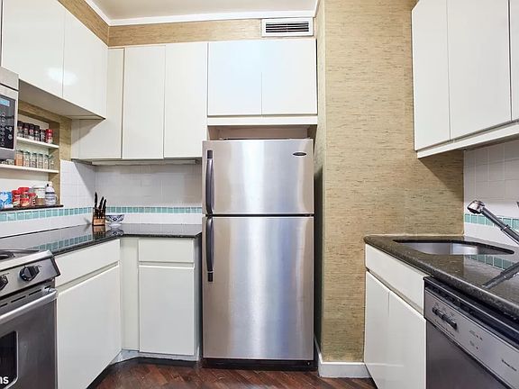 3rd image of 124 E 79th St #8A